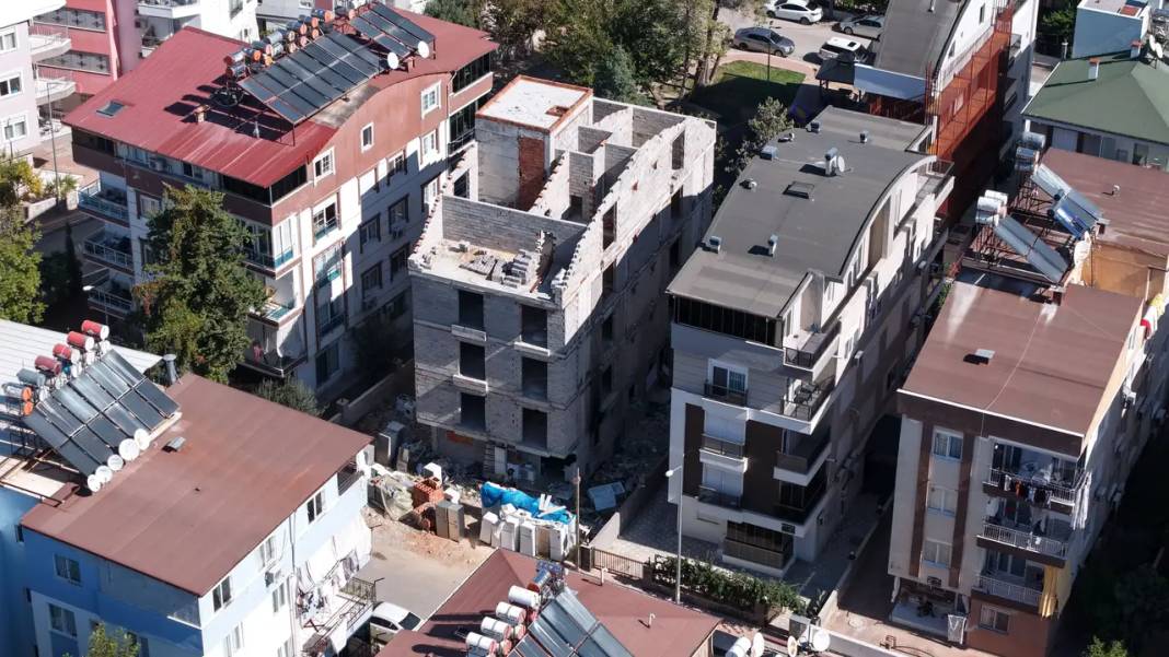 Kepez'de İnşaat Bitmeden Yerleştiler, Müteahhit Mahkemeye Gitti 1